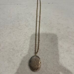 Vintage large Victorian style Gold Locket Necklace. GUC!